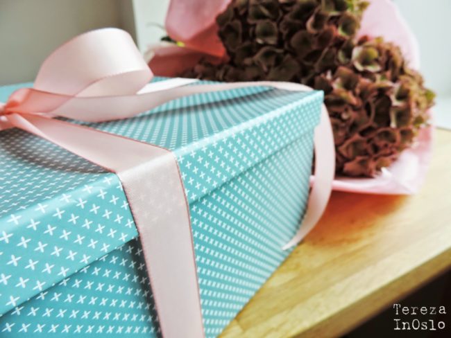 Jak se dělá narozeninové překvapení a proč nesmí chybět kýčovitý heliový balónek