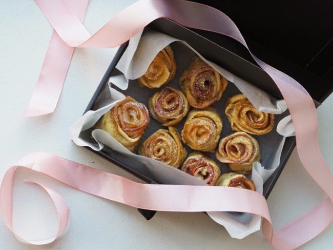 Vanilkovo-skořicové jablečné růžičky v krabičce s mašlí potěší nejednoho labužníka