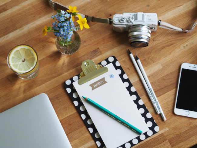 Žárovková vázička, luční květy, nový zápisník a fotogenické zátiší